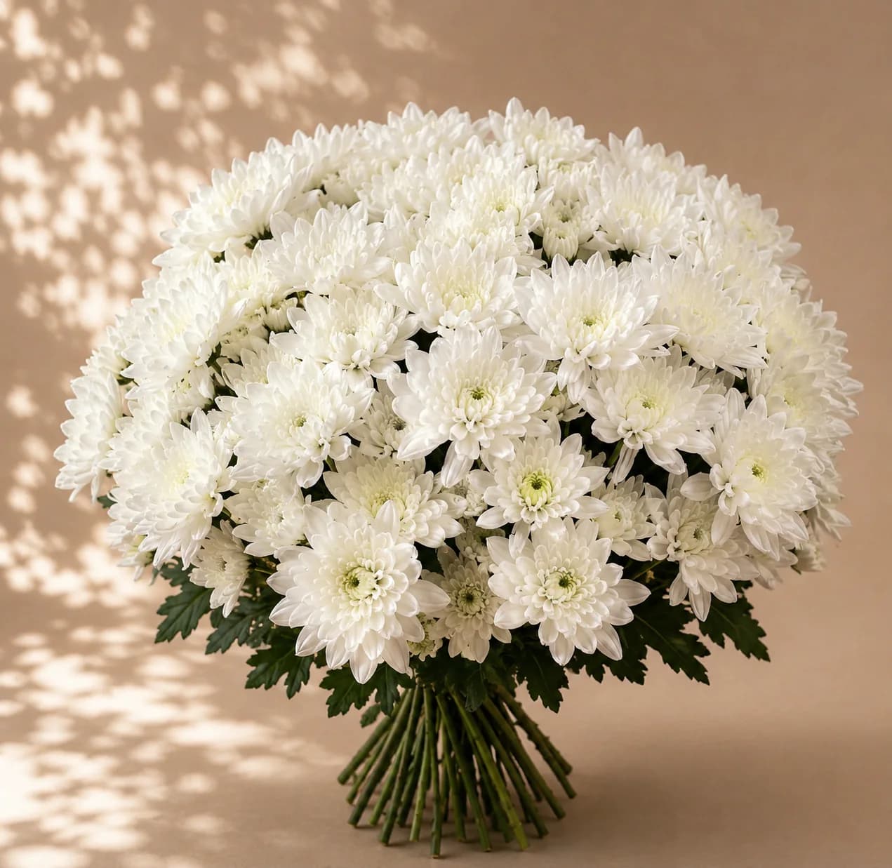Флорист собирает букет